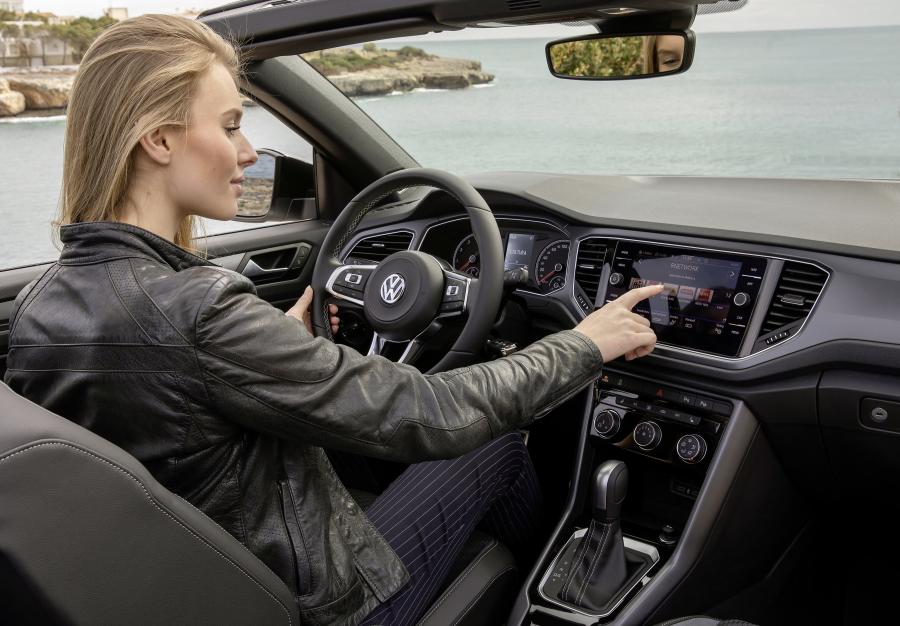 Интерьер Volkswagen T-Roc Cabriolet R-Line 2019 года  (WW) (фото 114 из 137)